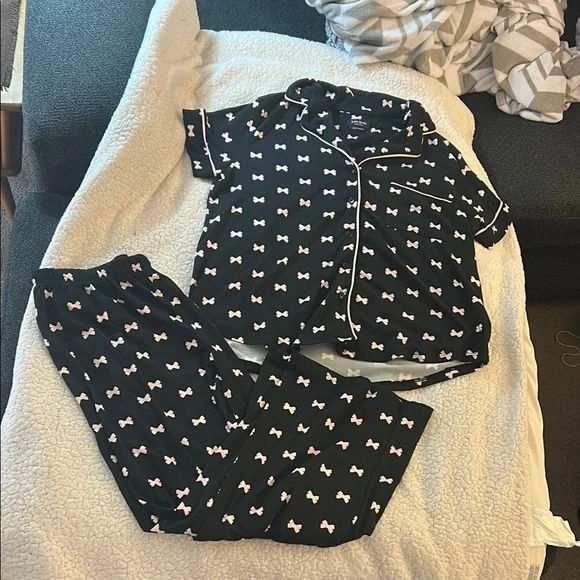 Kate Spade Black Pajama Set with pink Bow Pattern - Picture 1 of 9